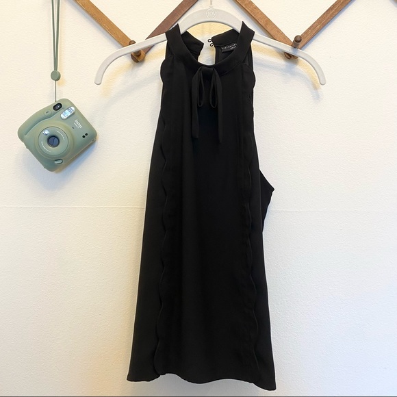 Black Scalloped Tie Neck Sleeveless Blouse - Picture 3 of 9